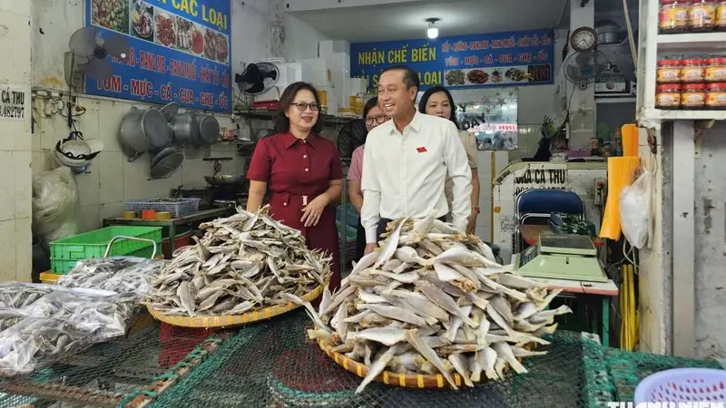 Phó chủ tịch HĐND TP.HCM Huỳnh Thanh Nhân giám sát công tác quản lý an toàn thực phẩm tại phường Vũng Tàu
