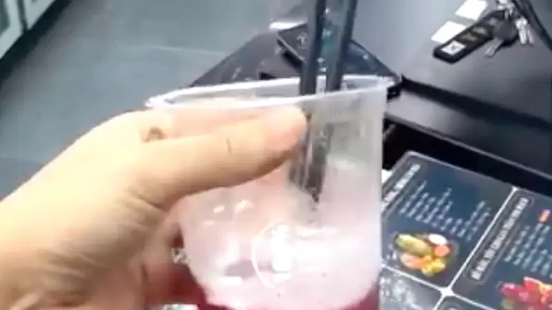 Authorities investigate foreign tourist's claim of moldy juice at Nha Trang establishment
