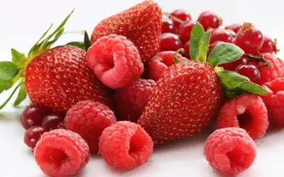 8 lợi ích sức khỏe bất ngờ từ các loại quả mọng màu đỏ
