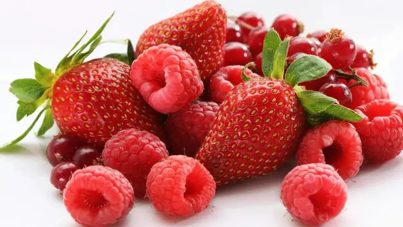 8 lợi ích sức khỏe bất ngờ từ các loại quả mọng màu đỏ