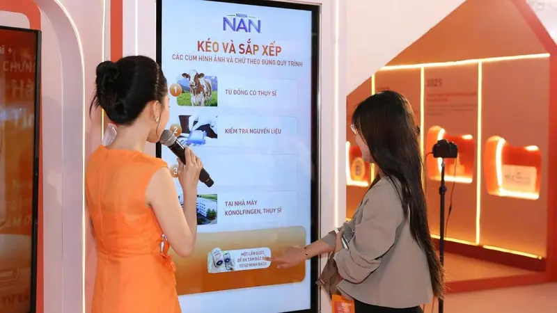 Phụ huynh trải nghiệm quy trình minh bạch hóa thông tin sản phẩm dinh dưỡng cho trẻ