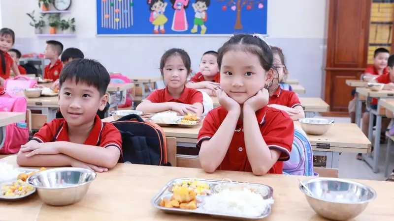Thủ tướng yêu cầu khẩn trương ban hành quy định tổ chức bữa ăn bán trú, tăng cường kiểm soát an toàn thực phẩm học đường